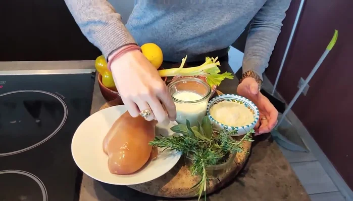 Preparare il brodo vegetale: soffriggere porro, carota e sedano. Aggiungere acqua, cannella, rosmarino, timo e salvia. Lasciare sobbollire a fuoco lento.