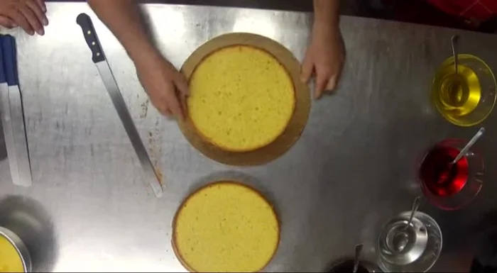Lasciare riposare la pizza dolce per 2-3 giorni prima di consumarla per esaltare sapori e colori.