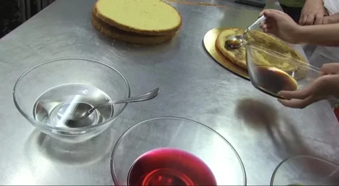Preparare le bagne: Ponce d'Abruzzo (rum aromatizzato e zuccherato), liquore all'anice, alchermes e liquore strega. Ridurre la gradazione alcolica diluendo con sciroppo di acqua e zucchero a 12°.