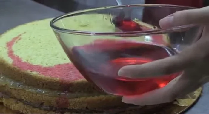 Bagnare il terzo disco con l'alchermes, farcire con la crema pasticcera.