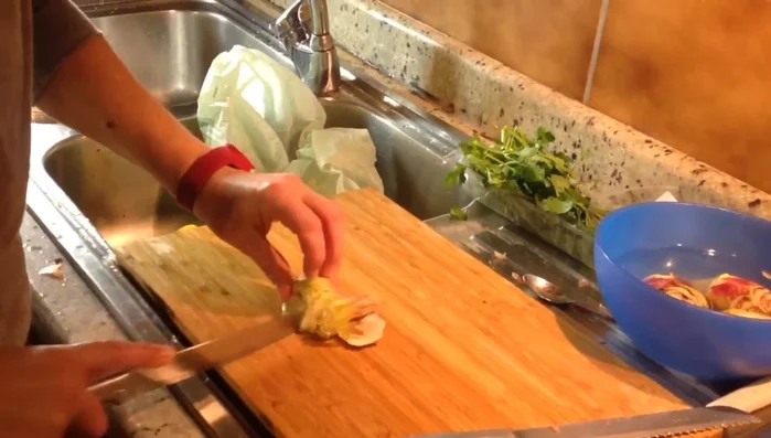 Preparare i carciofi: pulire i carciofi, tagliarli e metterli in acqua con limone per evitare che anneriscano.