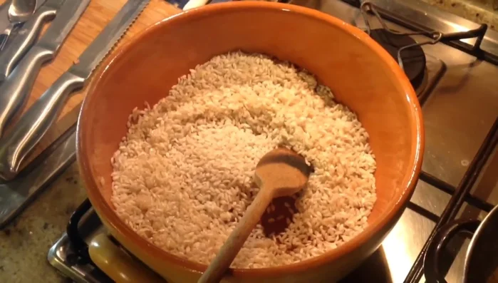 Sfumare con il vino bianco.