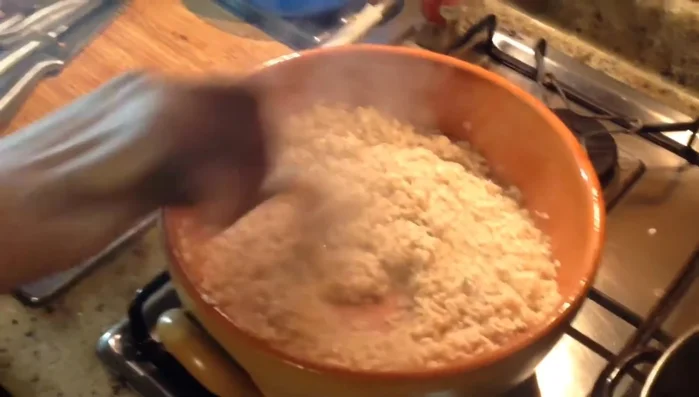 Aggiungere il brodo vegetale poco alla volta, mescolando continuamente, fino a cottura del riso.