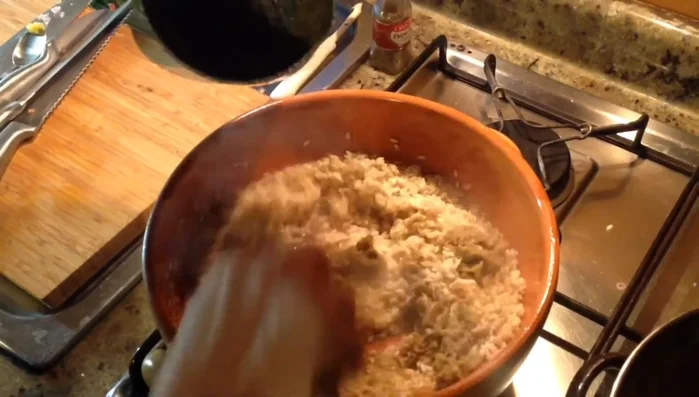 Aggiungere la crema di carciofi e il fumetto di gamberi.