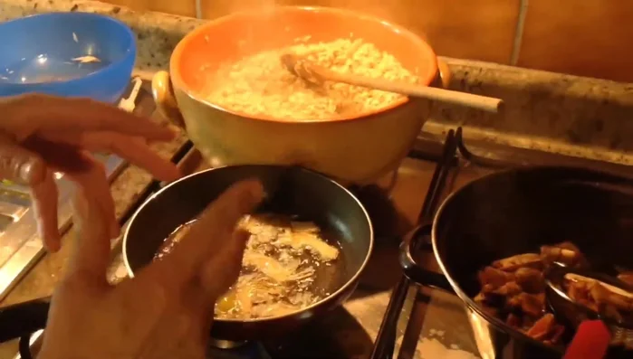 Servire guarnendo con carciofi fritti in pastella di semola.