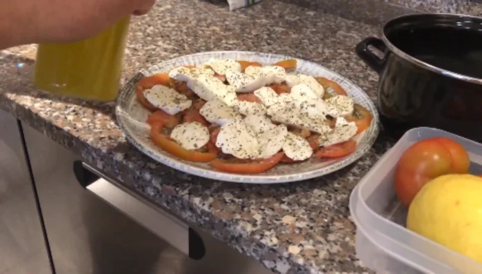 Condire con origano, olio extravergine di oliva e basilico.