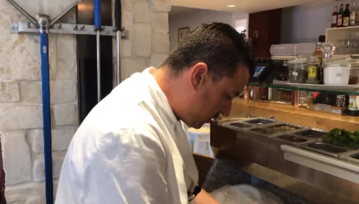 Aggiungere altre foglioline di basilico.