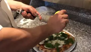 Pizza Caprese: Ricetta estiva facile e veloce