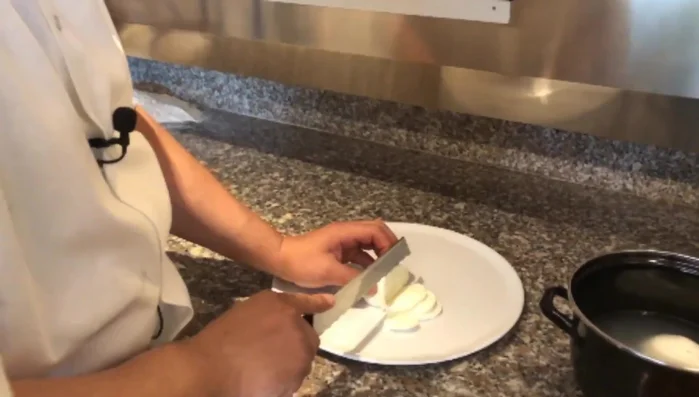 Tagliare la mozzarella di bufala a fettine sottili.