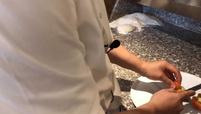Tagliare i pomodori a fettine sottili.