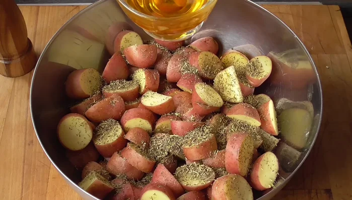 Aggiungere 4 cucchiai di olio dei pomodori secchi e mescolare bene.