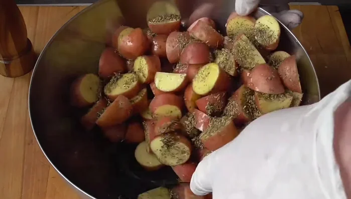 Aggiungere le patate a filetti (senza sbucciarle) al trito di verdure.