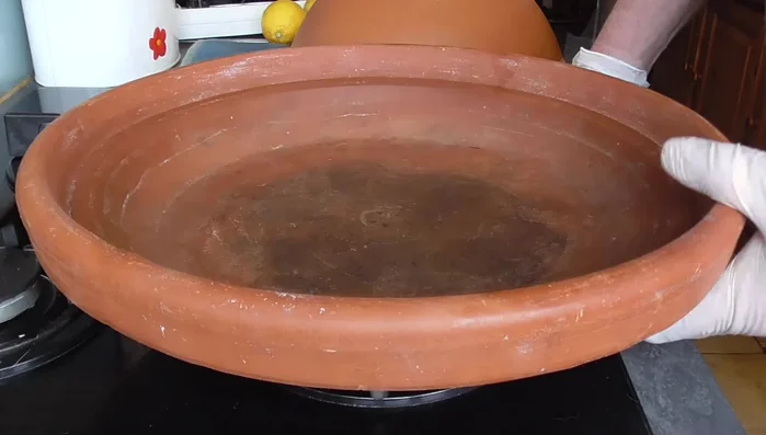 In un tajine (o padella grande), scaldare un po' di olio dei pomodori secchi.