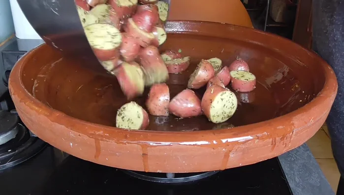 Aggiungere le patate e le verdure al tajine. Cuocere a fuoco medio per 15 minuti.