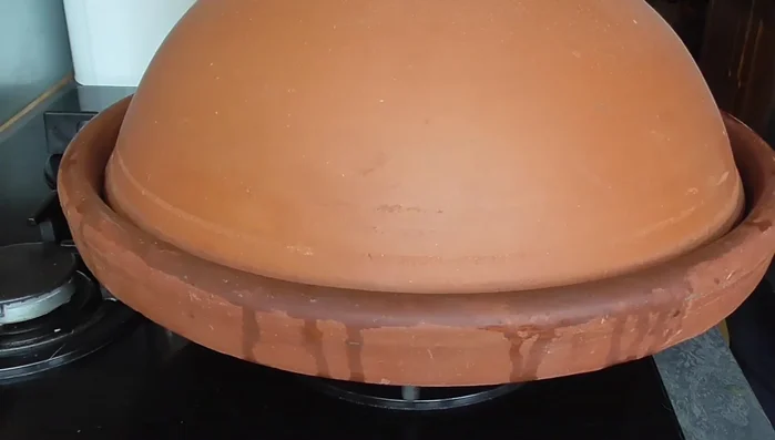 Coprire e cuocere per altri 20 minuti a fuoco medio.