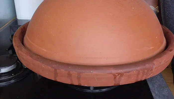 Mescolare le patate e le verdure e cuocere per altri 50 minuti a fuoco medio.