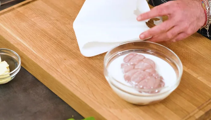 Asciugare il rognone con carta assorbente, togliere il grasso in eccesso e ricavare delle noci.