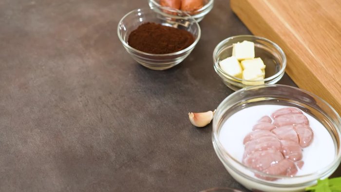 Mettere il rognone di vitello in ammollo nel latte per tutta la notte (per spurgarlo).