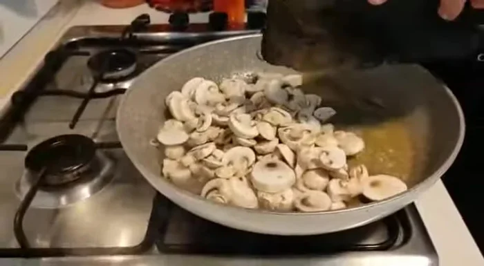 Nella stessa padella, aggiungere i funghi champignon, burro e cuocere per qualche minuto. (151.08)