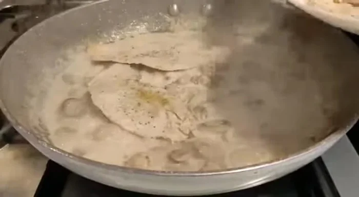 Aggiungere i filetti di pollo cotti alla panna e ai funghi. Continuare la cottura per un paio di minuti. (255.57)