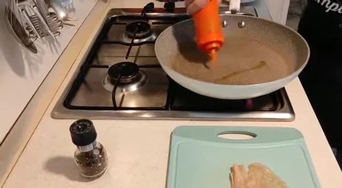Accendere il fuoco sotto la padella. Aggiungere olio e burro e lasciarli sciogliere. (45.8)