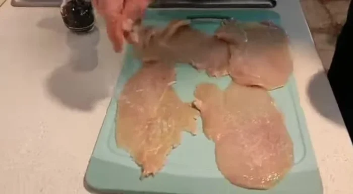 Condire i filetti di pollo con sale da entrambi i lati. (67.049)