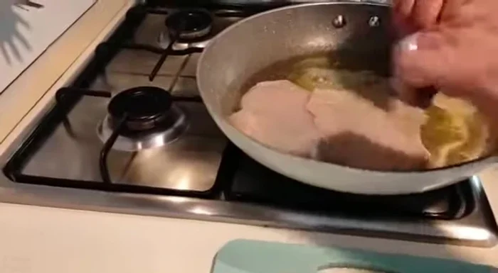 Aggiungere i filetti di pollo nella padella (lato senza pelle verso il basso). Cuocere. Salare e pepare. (85.65)