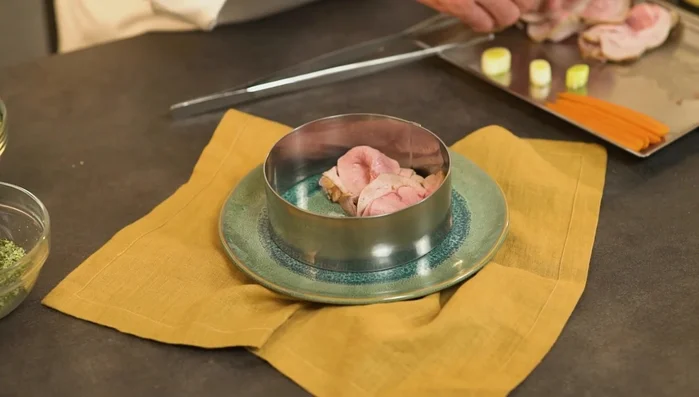 Impiattare: disporre le fette di arrosto sul piatto, aggiungere la salsa alla senape, le carote e il porro.