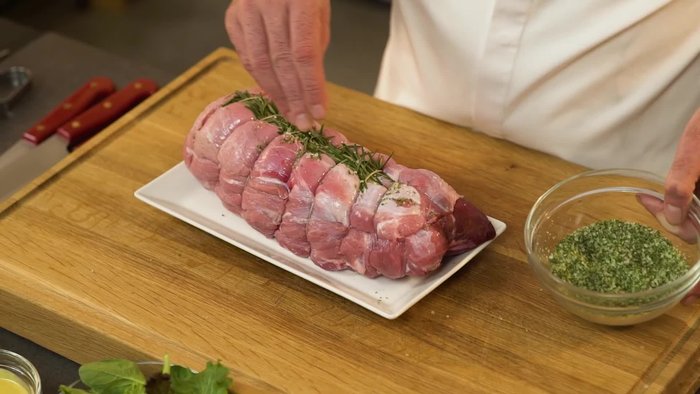 Salare leggermente l'arrosto di vitello con sale alle erbe.
