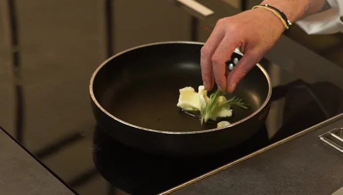 Rosolare l'arrosto in una padella con burro chiarificato, uno spicchio d'aglio e rosmarino. Aggiungere anche dell'olio.