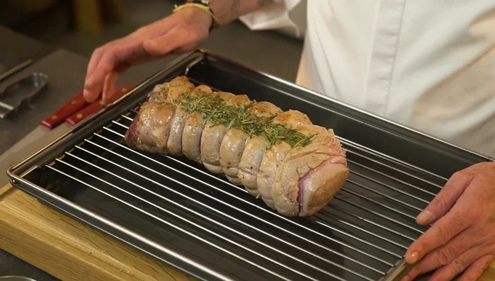 Trasferire la carne su una griglia sopra una placca da forno. Cuocere a 220° per 15-20 minuti, poi abbassare a 180° per altri 10-15 minuti.