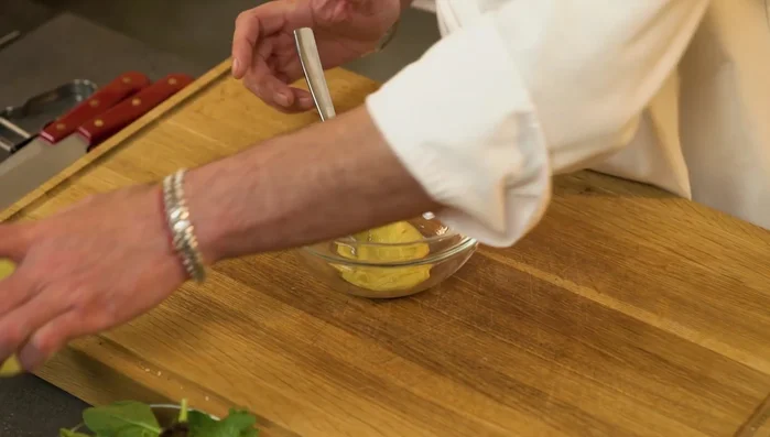 Preparare la salsa per le verdure: in una ciotola mescolare senape, mirin, una punta di aceto di riso, miele e olio di semi.