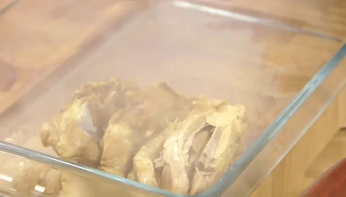 Togliere l'agnello dal tagine e metterlo da parte al caldo. Aggiungere le patate nel tagine, aggiungendo acqua se necessario.