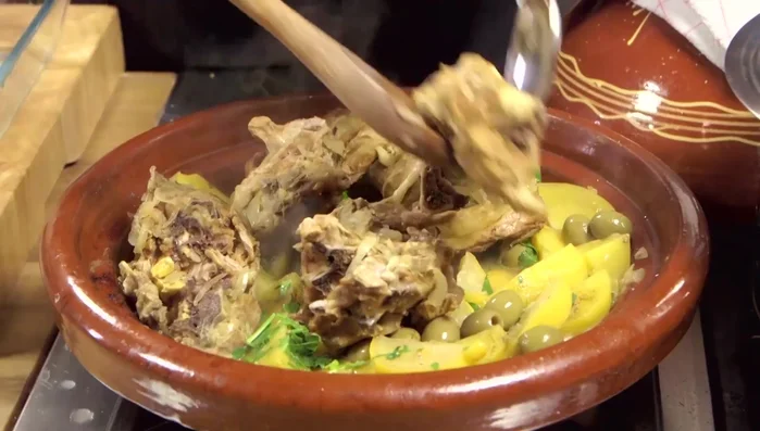 Aggiungere l'agnello al tagine, facendo attenzione a non rompere le patate. Coprire e lasciare insaporire per circa 10 minuti.
