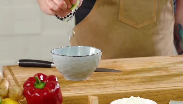 Preparare la marinatura: tritare finocchietto, aglio e aggiungere olio extravergine d'oliva.