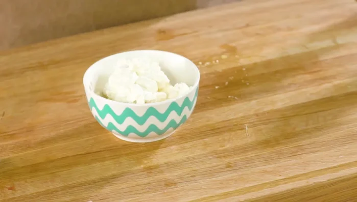 Aggiungere alla marinatura ricotta, solo la buccia di limone e un cucchiaio d'olio.