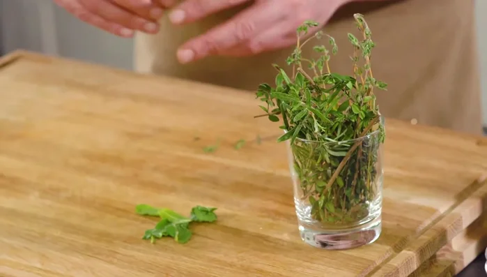 Preparare un trito di erbe aromatiche (menta, timo, rosmarino, mirto) e aggiungerlo alla marinatura.