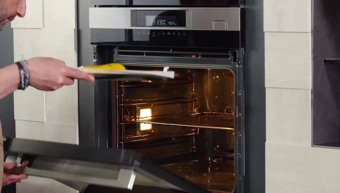 Infornare i peperoni a 220-230°C per 6-7 minuti.