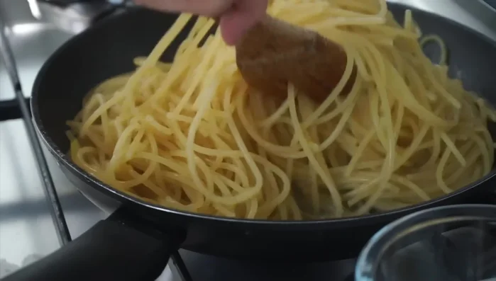 Cuocere la pasta nella padella per altri 6 minuti, aggiungendo acqua di cottura se necessario (236.78).