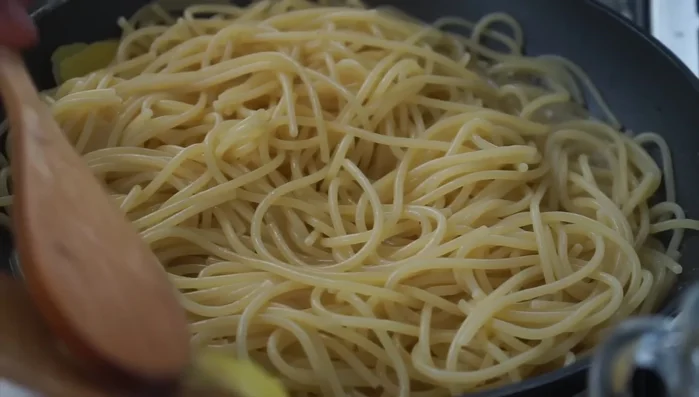 A circa 2 minuti dalla fine della cottura, togliere le scorze di limone (263.66).