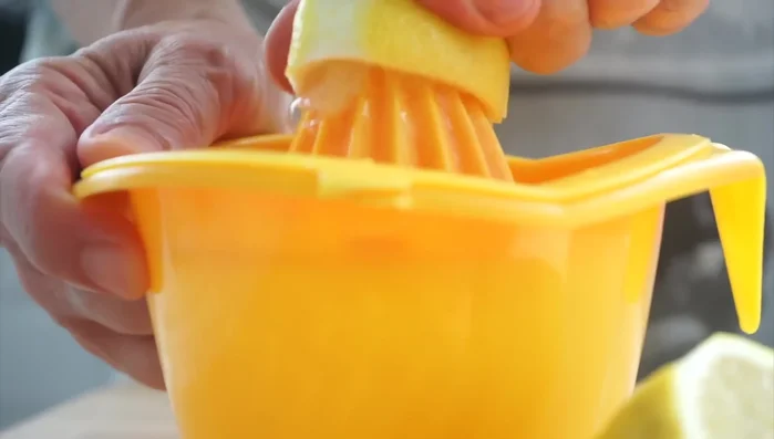 Spremere il limone per ottenere 40 ml di succo (56.039). Tritare il prezzemolo (61.62).