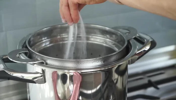 Aggiungere il sale all'acqua bollente e buttare gli spaghetti. Cuocere per 6 minuti (71.299).