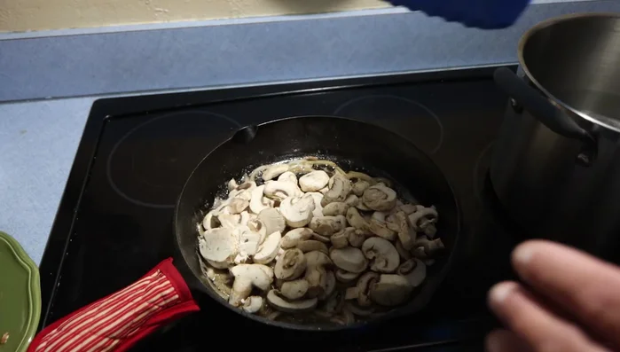 Cuocere i funghi: Aggiungere i funghi affettati e cuocere per 5-6 minuti, fino a quando avranno rilasciato i loro liquidi (393.72). Aggiungere altro burro se necessario (414.6).