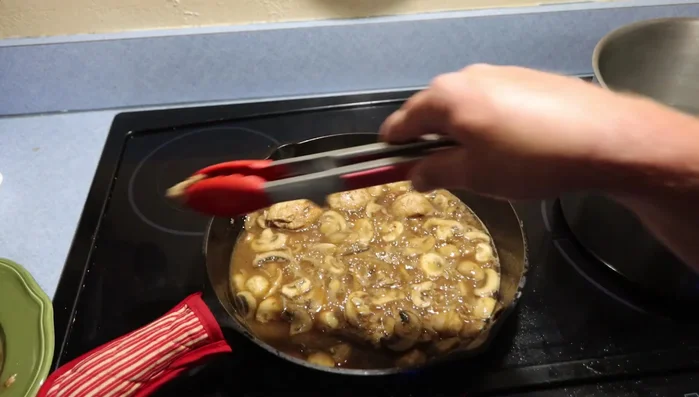 Cuocere le quaglie nella salsa: Aggiungere le quaglie rosolate alla padella con la salsa (546.06). Coprire e far sobbollire a fuoco lento per 15-20 minuti (595.26).