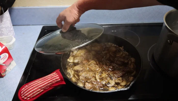 Addensare la salsa: Dopo 15 minuti, rimuovere il coperchio, aumentare la fiamma e far ridurre la salsa. Aggiungere la panna e cuocere per altri 3-4 minuti, fino a raggiungere la consistenza desiderata (619.8).