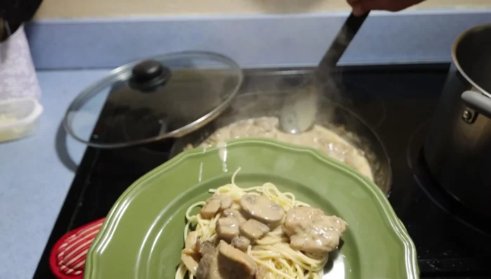 Servire: Servire le quaglie al Marsala con spaghetti e pane all'aglio (746.82).