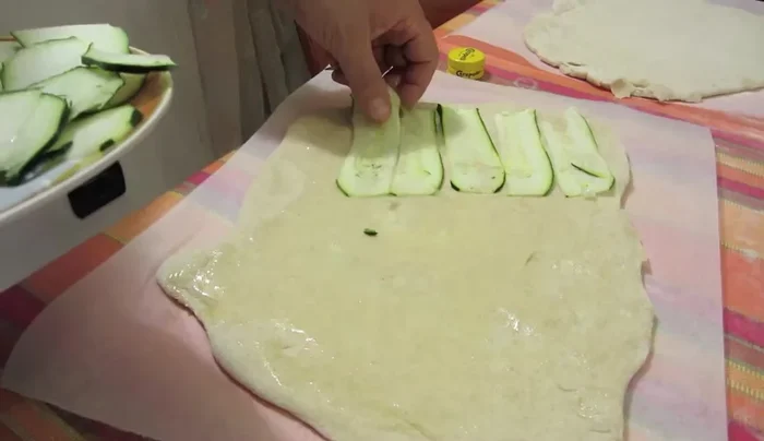 Coprite le zucchine con uno strato di provolone piccante.