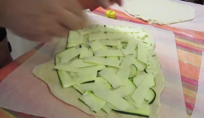 Infornate la pizza sulla pietra refrattaria (preriscaldata a temperatura massima per almeno un'ora) utilizzando la carta forno per facilitare lo scivolamento.