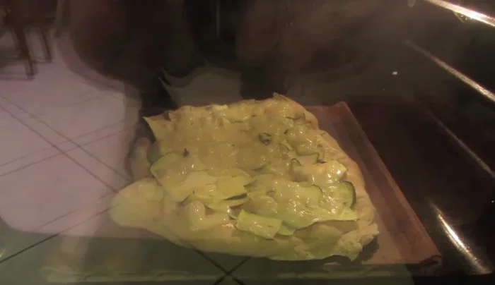 Cuocete la pizza per circa 10 minuti. Se la parte superiore risulta troppo umida, spostatela nel ripiano più alto del forno per 2-3 minuti.