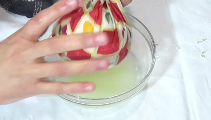 Strizzare molto bene il cavolfiore cotto per eliminare tutta l'acqua in eccesso. Utilizzare un canovaccio o un tovagliolo per questo passaggio.